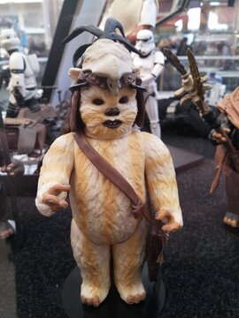 Figura de acci&oacute;n de un ewok en una exposici&oacute;n de Star Wars en un centro comercial. Madrid. Espa&ntilde;a