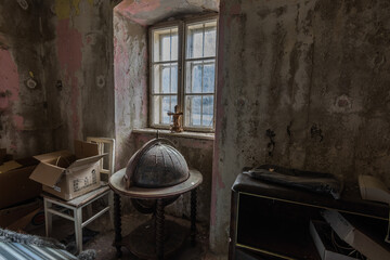 Fototapeta na wymiar old globe near a window in a house