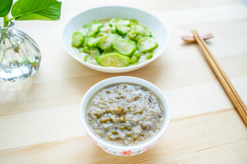 Summer light recipe green bean porridge with fried loofah