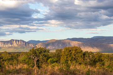 Cerrado com &aacute;rvores, montanhas e nuvens em Cavalcante, Goi&aacute;s.