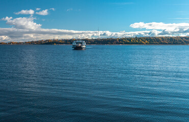 Obraz premium Korotni, Russia - 2012 October, 02: The ferry from the Kozmodemyansk city at the Volga river
