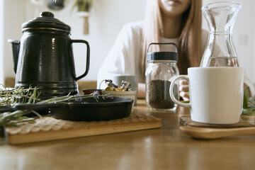 部屋でブレークタイムする女性