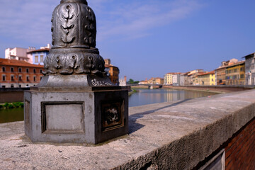 Obraz premium Lamppost at the river Arno in Pisa
