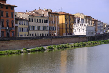 Fototapeta na wymiar buildings at the Arno river's bank