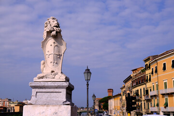 Fototapeta na wymiar Old buildings and statue in Pisa 