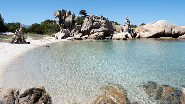 La spiaggia si trova nella localit&agrave; Monte Petrosu circondata da rocce granitiche modellate dal vento, sabbia finissima e acqua cristallina dal colore verde smeraldo e azzurro, fondali bassi e sabbiosi