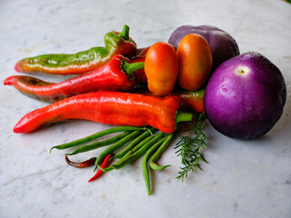 Composizione di verdure bio su tavolo di marmo