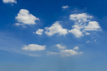 Obraz premium beautiful blue sky and white fluffy cloud horizon outdoor for background.