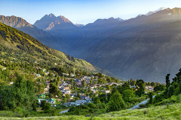 Fototapeta na wymiar View of beautiful Panchchuli peaks and Munsiyari Town, Uttarakhand, India.