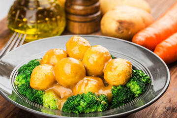 A plate of curry fish balls