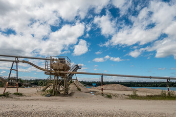 Abbau von Sand und Kies durch ausbaggern am Baggersee