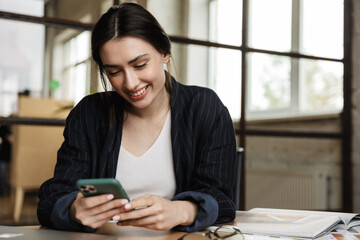 Obraz premium Confident attractive young woman entrepreneur