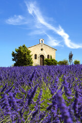 Chapelle dans la lavande à Valensole en Provence France