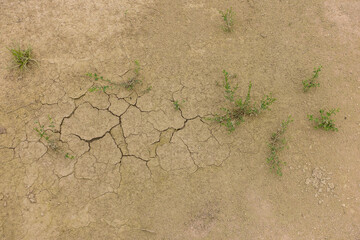Risse im Boden durch Trockenheit und Dürre