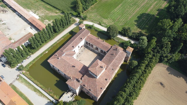 castello in mezzo ai campi