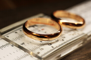 Gold rings on the measuring device