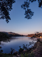 Entardecer, fim de tarde com vista para represa, rio, natureza.