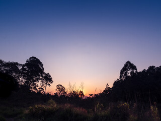 Pôr do sol no campo, entardecer nas montanhas, Serra da Cantareira, São Paulo, Brasil