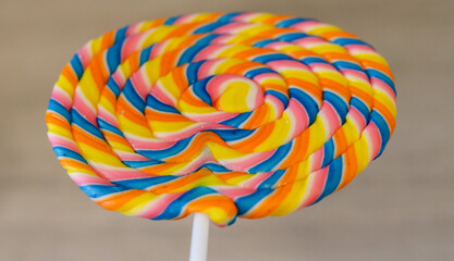 Beautiful colorful lollipops, a great suggestion to decorate children's birthday tables.