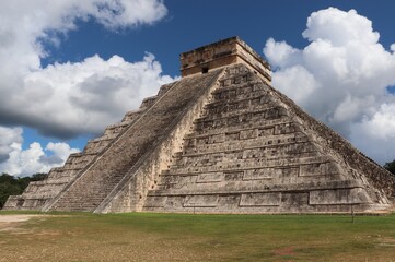 Fototapeta na wymiar Mayan pyramid of Kukulcan El Castillo in Chichen Itza, Mexico 