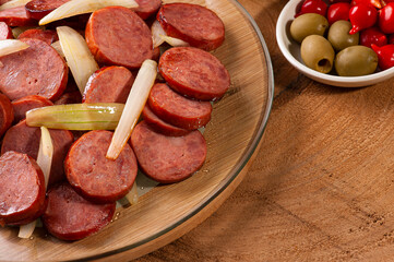 .Pepperoni sausage with onion. Very common appetizers in bars.