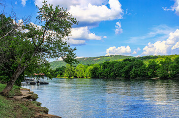 Fototapeta na wymiar Shot looking down the White River in Rea Valley, Arkansas 