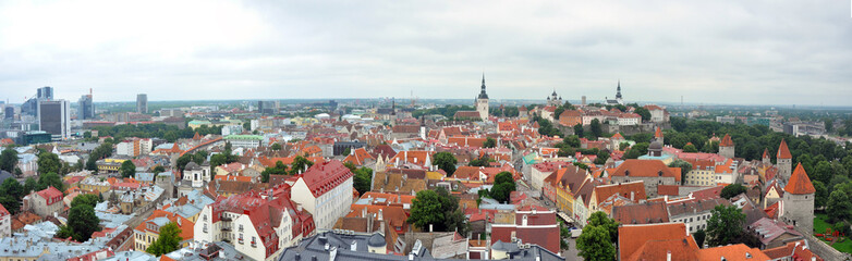 Naklejka na ściany i meble Panoramablick über die Stadt Tallinn in Estland, Baltikum