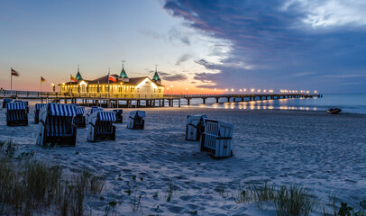 Fototapeta na wymiar Morgenstimmung an der Seebrücke Ahlbeck auf Usedom