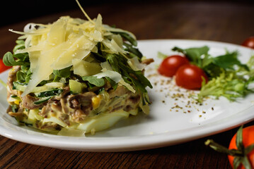 
fresh raisin salad with cucumbers and tomatoes under cheese