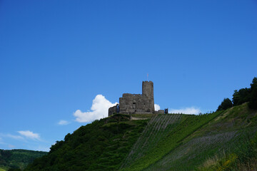 Ein Blick von unten auf die Burgruine Landshut in Bernkastel Kues in Rheinland Pfalz - 
A view from...