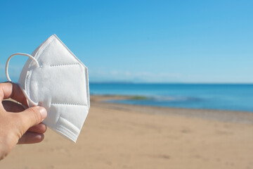 medidas de precaución y seguridad en verano en la playa con mascarilla por virus covid 19, concepto coronavirus 