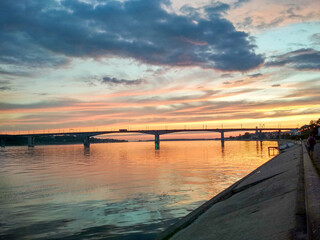 Obraz premium Amazing pink and orange sunset on the Volga river with lines of clouds
