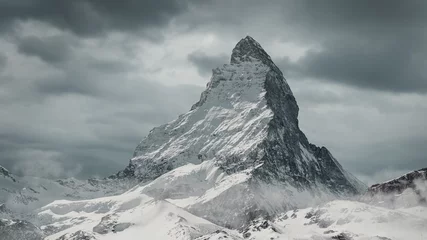 Keuken spatwand met foto uitzicht op de majestueuze Matterhorn-berg voor bewolkte hemel © Brilliant Eye