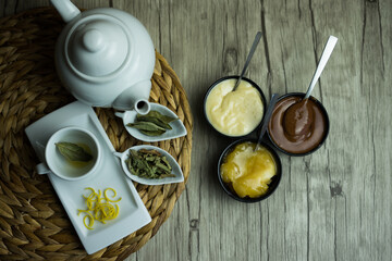 te y aguas de hierbas (Boldo, cedrón), con miel  multiflora, miel de ulmo y miel con cacao.