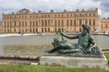 Fototapeta na wymiar Le Rhône - Bassin Chateau de Versailles