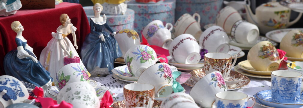 Flohmarktstand mit  Geschirr und Puppen aus Porzellan