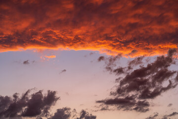 Sonnenuntergang mit feuerroten Wolken