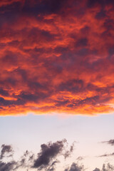 Sonnenuntergang mit feuerroten Wolken
