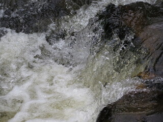 caída de agua pura, cristalina chocando contra las piedras
