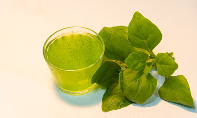 Spinach juice for detox diet and weight loss