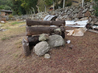 cerca de piedras y madera en el campo