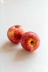 Manzanas rojas moteadas en fondo blanco con textura