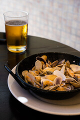 Plato pequeño de coquinas y cerveza