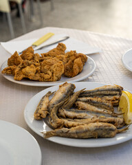 Pescado frito en un chiringuito