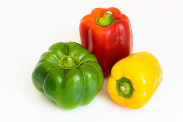 Pimiento rojo, amarillo y verde en fondo blanco