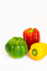 Pimiento rojo, amarillo y verde en fondo blanco