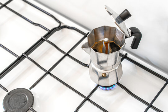 Cafetera italiana preparando caf&eacute; en cocina de gas