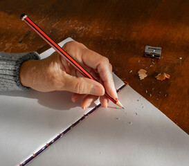 Persona escribiendo en un cuaderno de hojas blancas lisas