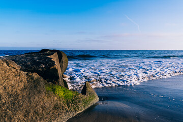 ocean waves breaking over rocks