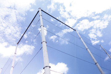 青空の下、真夏の運動場周囲の囲い込みの状況